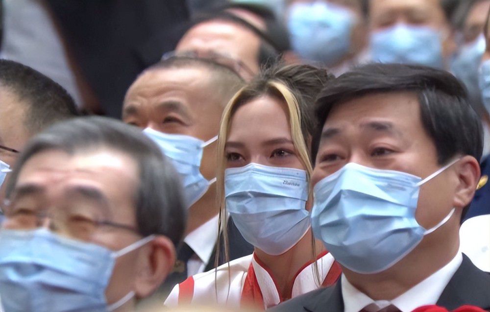 马岚编辑完了朋友圈的文案，还故意在后面配了几个害羞的表情，然后还打开了汤臣一品的定位，欢天喜地的点击了发送。